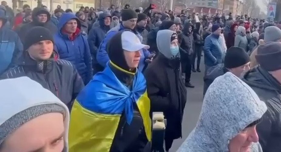 In Melitopol, people marched in front of the seized RGA, demanding the release of the mayor kidnapped by the occupants