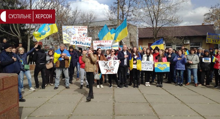 Kherson Region: In Novotroitsk, people at a rally chant "Ukraine is above all!"