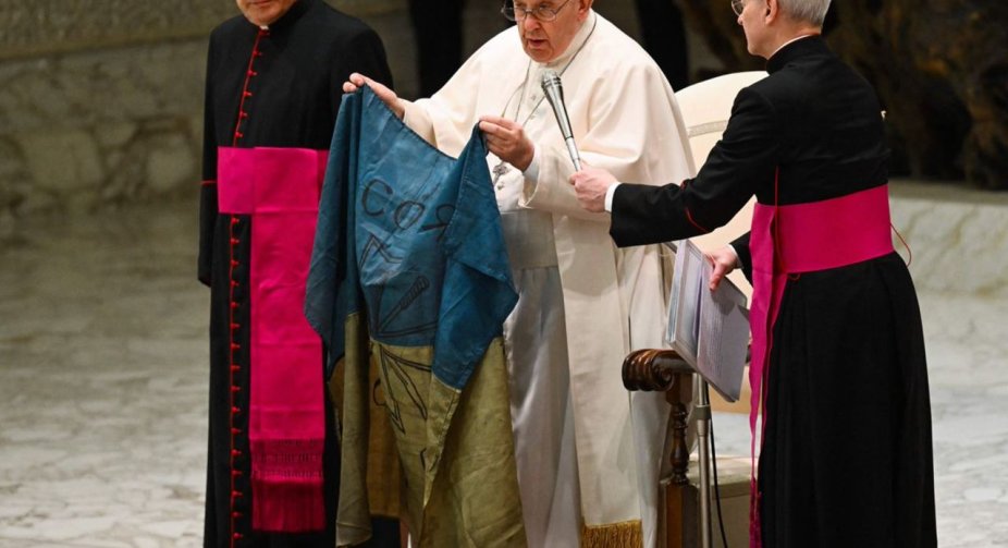 Pope Francis condemned the massacre in Bucha and raised the Ukrainian flag