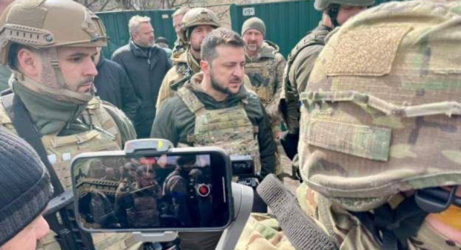 Президент України Володимир Зеленський відвідав Бучу, в якій виявлено свідчення масових убивств мирних жителів