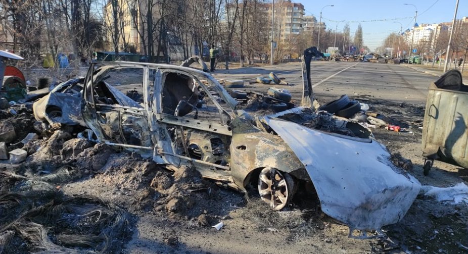 Майже 300 цивільних поховані у "братській" могилі у Бучі. У МЗС Британії збирають докази військових злочинів РФ в Україні