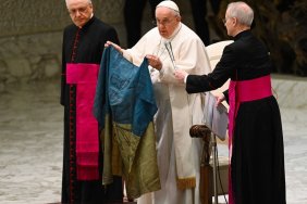 Pope Francis condemned the massacre in Bucha and raised the Ukrainian flag