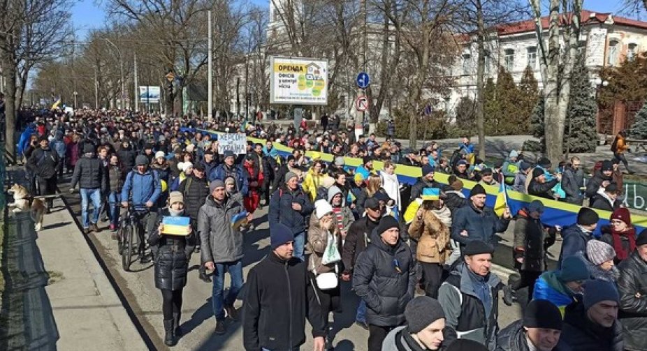 Російські військові розігнали мирний мітинг у Херсоні, є інформація про травмованих