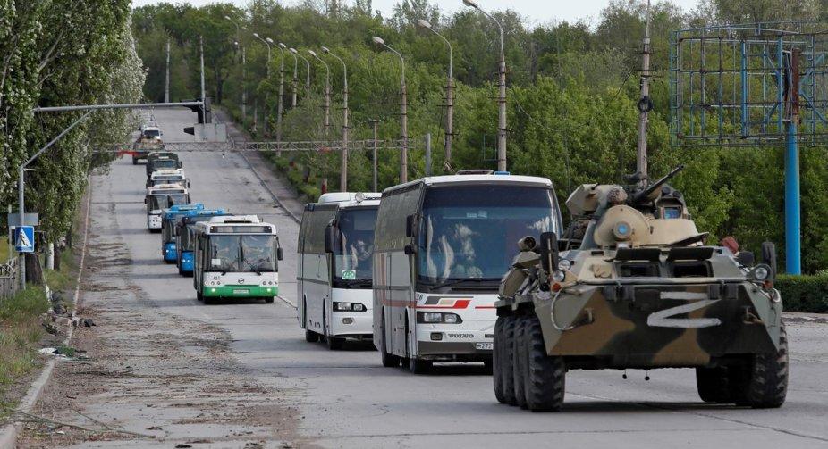 Близько семи автобусів із українськими захисниками виїхали з "Азовсталі" - Reuters
