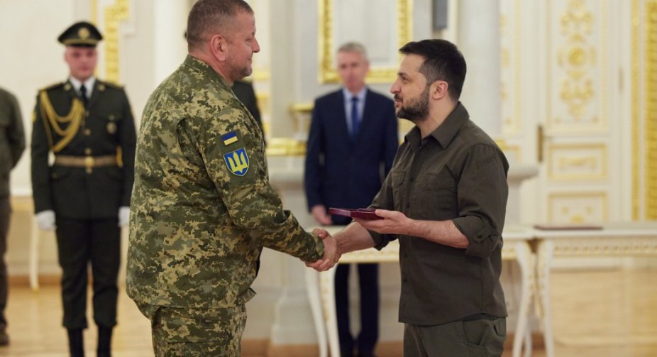 Залужний ще 4 військові отримали "Хрест бойових заслуг" від Зеленського