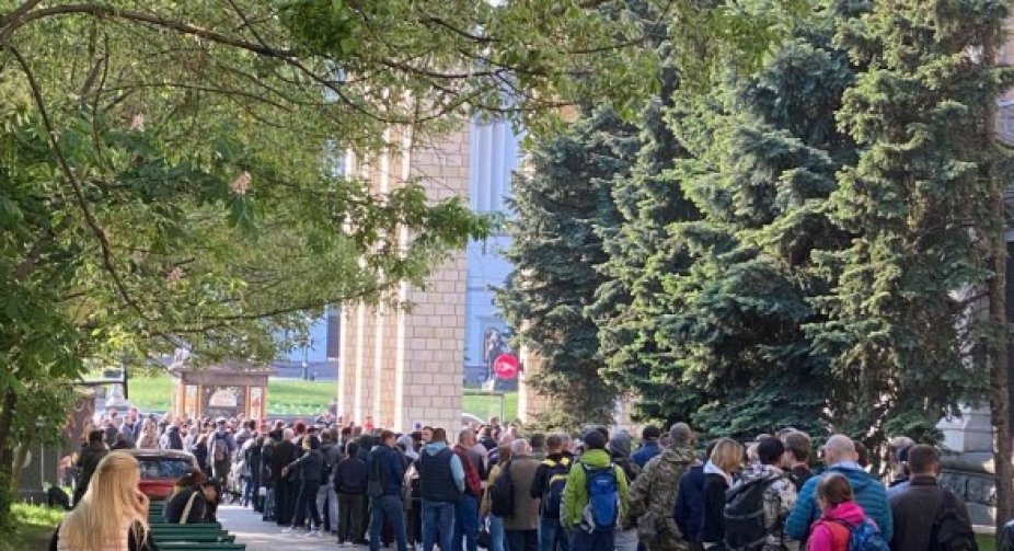 They gathered in advance: in Kyiv, a large queue lined up for the stamp "Russian warship... Everything!" there was a big queue