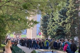 They gathered in advance: in Kyiv, a large queue lined up for the stamp "Russian warship... Everything!" there was a big queue
