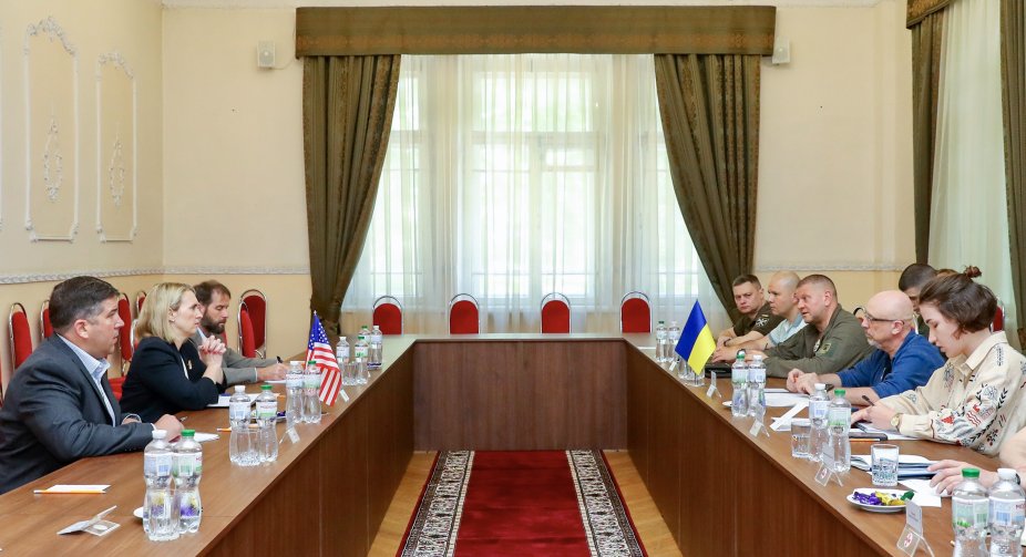 Рєзніков та Залужний обговорили постачання зброї з послом США