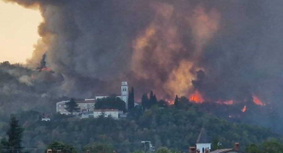 Slovenia puts out a big fire on the border with Italy