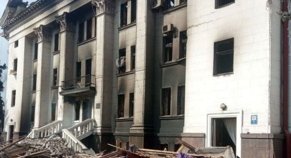 Намагаються приховати вбивство 600 цивільних. Окупанти проводять "реконструкцію" Драмтеатру у Маріуполі