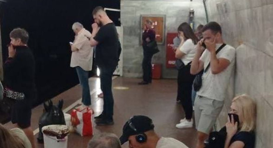 ЧП у метро Києва. На станції "Лева Толстого" розпорошили невідому речовину, люди задихаються