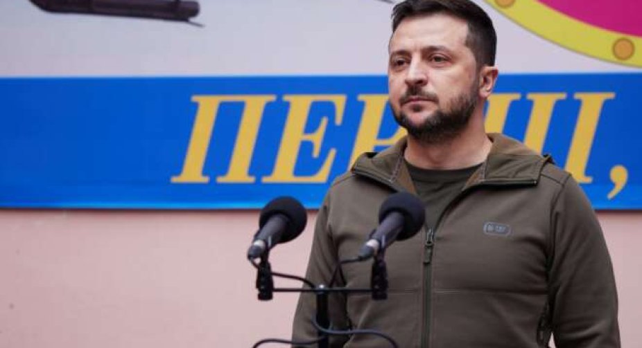Зеленський відповів, коли знімуть заборону на виїзд чоловіків із України