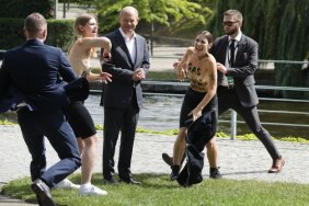 Активістки Femen влаштували топлес-протест поруч із канцлером Німеччини, вимагаючи газового ембарго