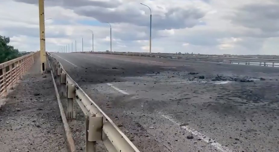 Russia is building a floating bridge near Kherson to transfer troops - British intelligence