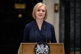 Прем'єр Британії вибачилася за помилки і заявила, що не піде у відставку