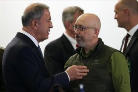 Міністр оборони Туреччини переговорив з Резніковим та Кубраковим: йшлося про відвантаження зерна з України