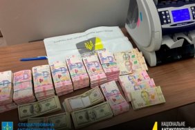 Заступника міністра викрили на отриманні 400 тис. дол. США неправомірної вигоди