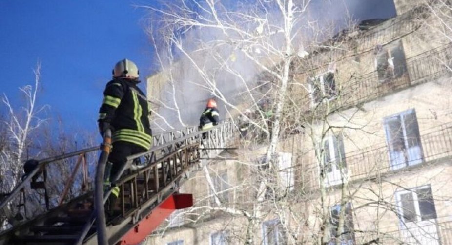 РФ вдарила по гуртожитках і ліцею в Київській області, під завалами є люди