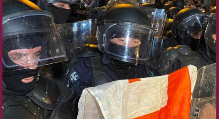 У Тбілісі під будівлею парламенту почалися зіткнення: поліція застосувала сльозогінний газ та водомет  