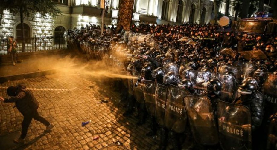 У Тбілісі другу ніч поспіль силовики розігнали акцію протесту