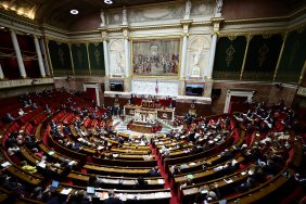 Парламент Франції розгляне два проекти щодо недовіри уряду