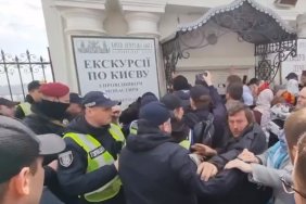 Зіткнення у лаврі: парафіяни МП побилися з поліцією та зламали печатку одного з корпусів