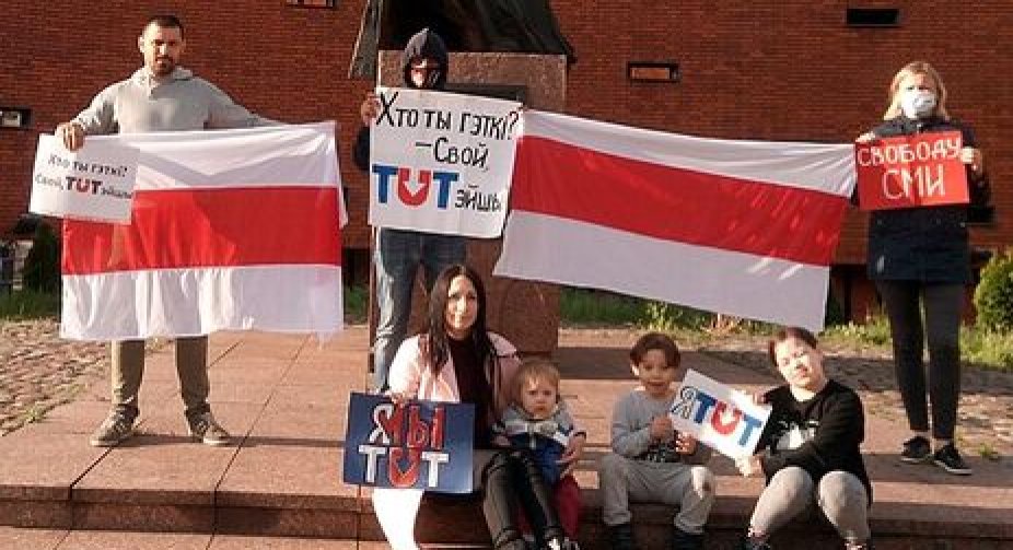 "Заплатили досить великий викуп". У Білорусі помилували дев'ятьох співробітників опозиційного порталу TUT.BY