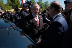 У Варшаві послу росії не вдалося покласти квіти на цвинтарі радянських солдатів: завадили мітингувальники з антипутинськими гаслами