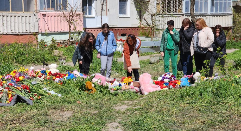 Посол Франції відвідав місце трагедії в Умані, де російська ракета вбила 23 чоловіки