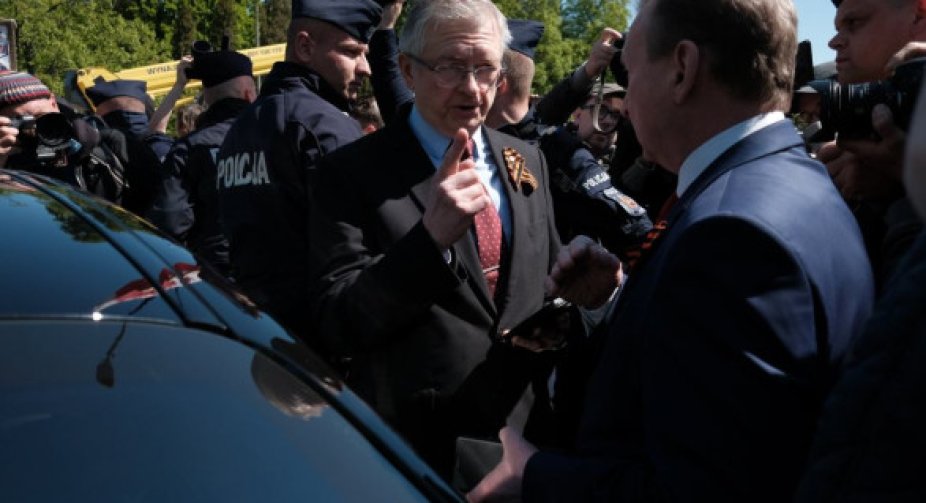 У Варшаві послу росії не вдалося покласти квіти на цвинтарі радянських солдатів: завадили мітингувальники з антипутинськими гаслами  