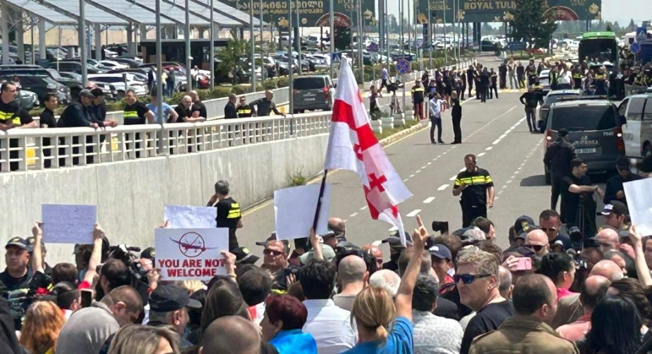 Перший за 4 роки прямий рейсовий літак із РФ приземлився до Тбілісі, в аеропорту - протест