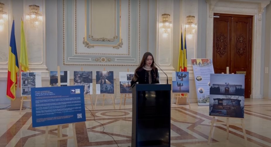 Журналіст Kyiv Post виступає в парламенті Румунії на відкритті виставки