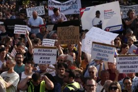 "Вучич, йди": у Белграді - наймасовіший антиурядовий протест через масові розстріли