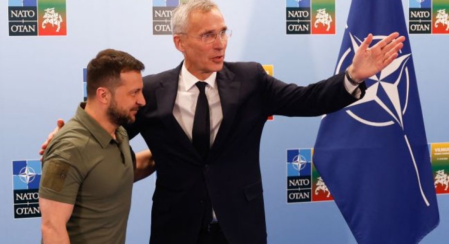 Зеленський зустрівся зі Столтенбергом на саміті НАТО