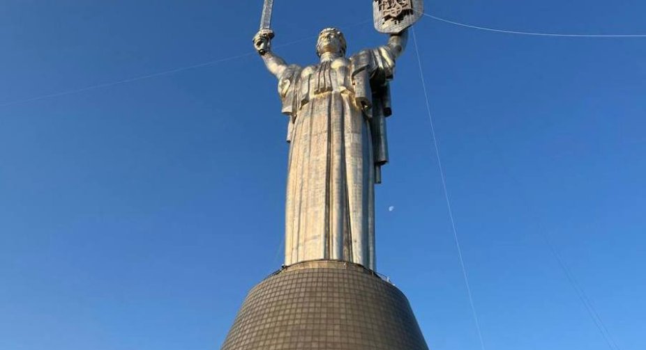 Український тризуб вже встановлений на монументі "Батьківщина-мати" у Києві