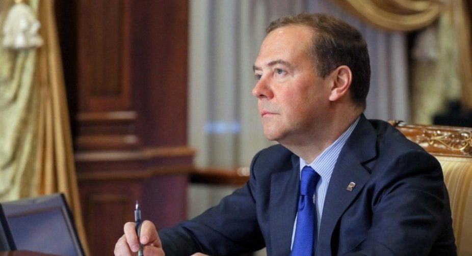 Дмитро Медведєв: Мирні перемовини щодо України не потрібні, країна має "приповзти навколішки, благаючи про пощаду"