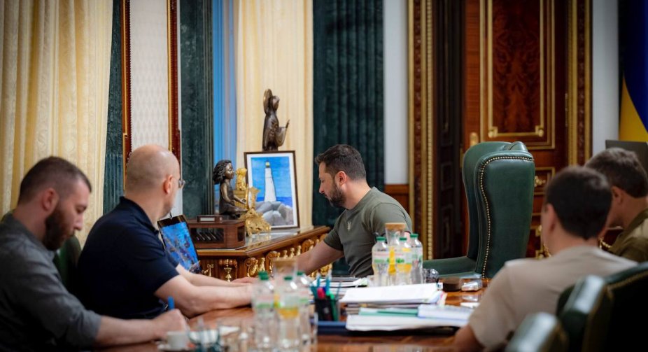 The President of Ukraine discussed issues of security and economic stability with the military