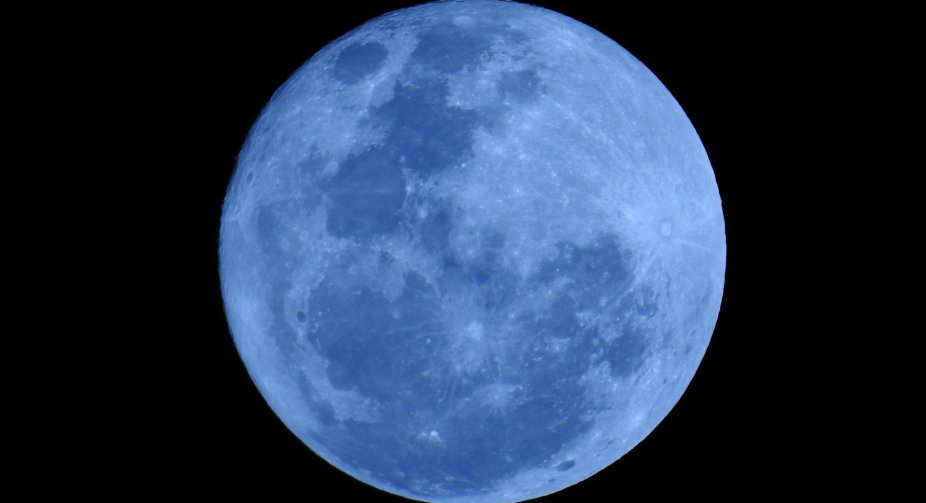Цієї ночі українці зможуть побачити блакитний супермісяць, - астрономи