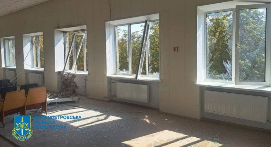 Росіяни вдарили по адмінбудівлі в Нікополі