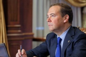 Дмитро Медведєв: Мирні перемовини щодо України не потрібні, країна має "приповзти навколішки, благаючи про пощаду"