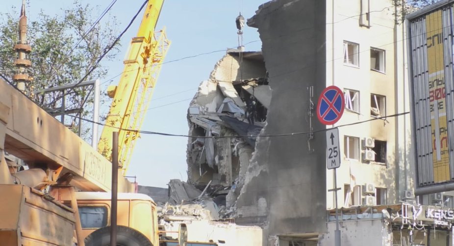 Debris removal after hotel hit in Cherkasy: rescuers continue to work