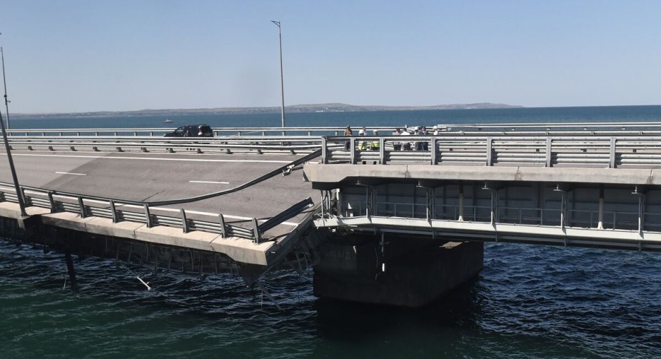 Росія повідомляє про атаку на Кримський міст з боку українського морського дрону