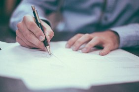В Україні більше не вважається помилкою писати "росія" з маленької літери