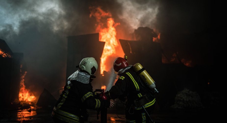 Сильна пожежа в Києві в районі Бортничої