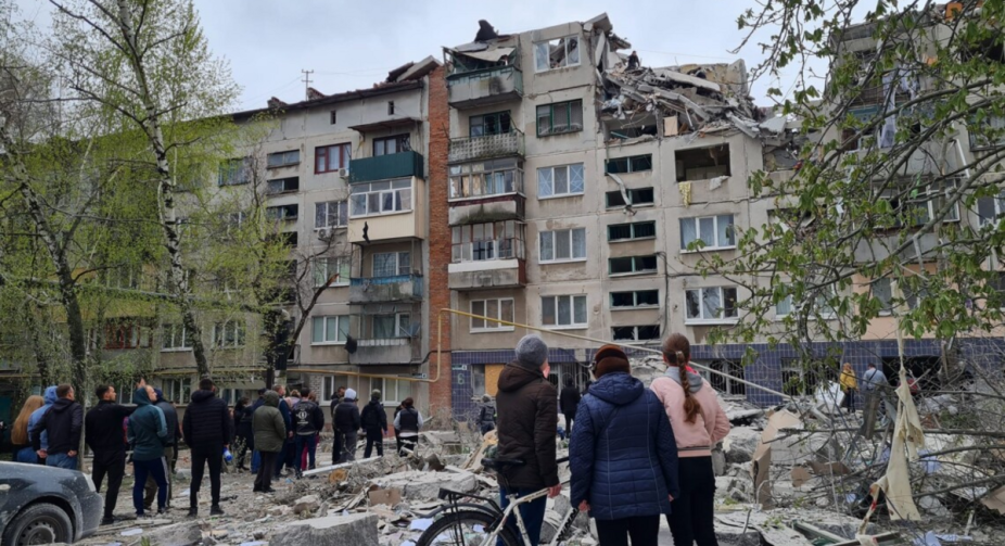 Обстріл Слов'янська: під завалами гуртожитку знаходяться двоє людей
