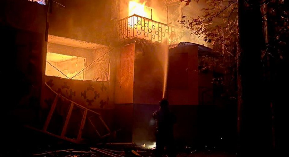 Ракетний удар по автобазі в Херсоні: двоє постраждалих та зруйновані складські приміщення