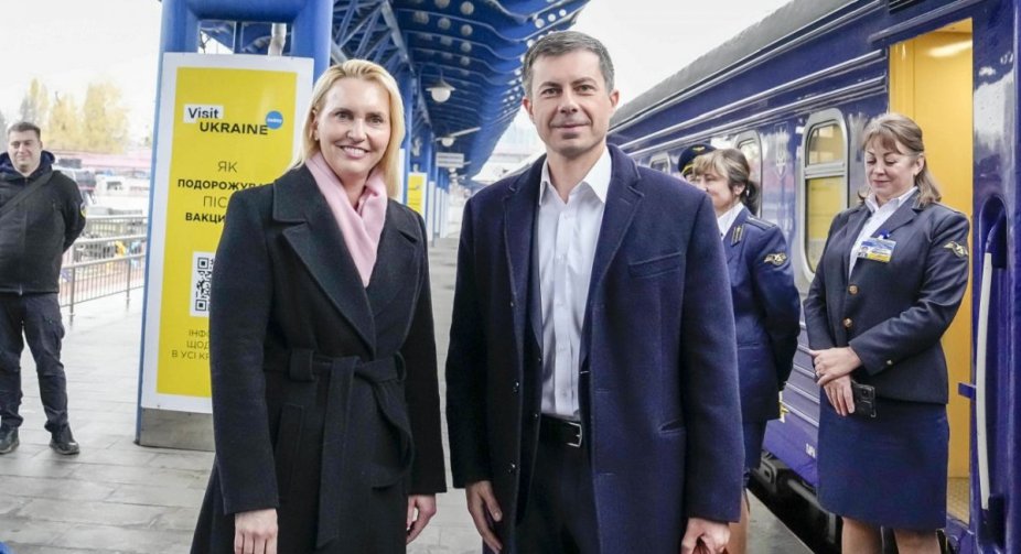 US Transportation Secretary's visit to Kyiv: meeting with Ukrainian representatives