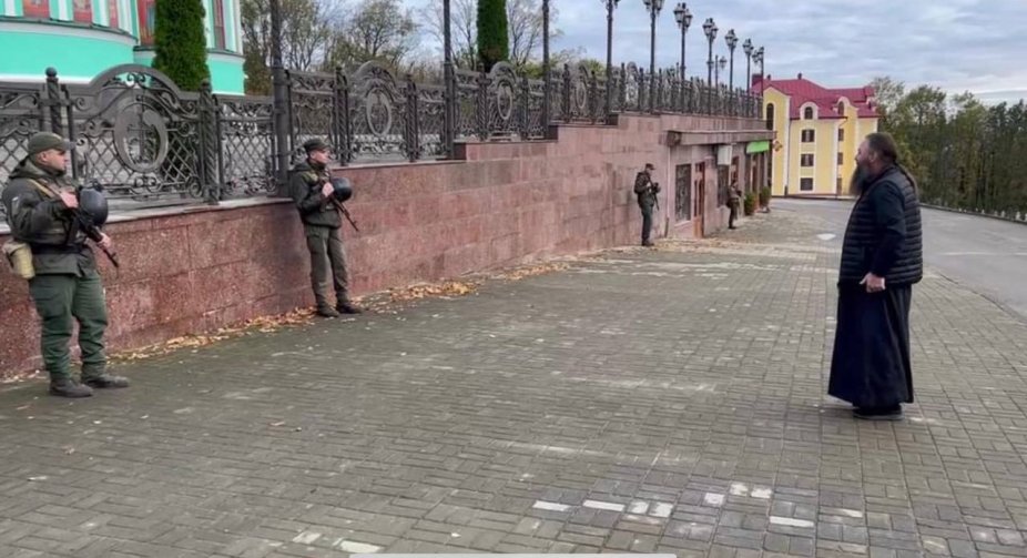 Security forces surround the Bancheny Monastery of the UOC: clergy and parishioners did not let them into the territory