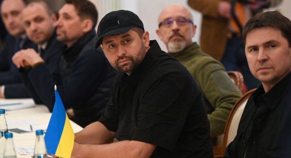 Ми не можемо зараз сісти за стіл переговорів, у нас позиція переговорна дуже погана, - Арахамія