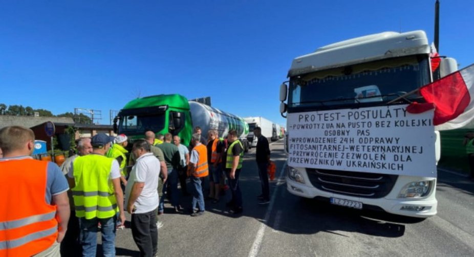 Близько 2900 вантажівок стоять на кордоні через блокаду польських перевізників
